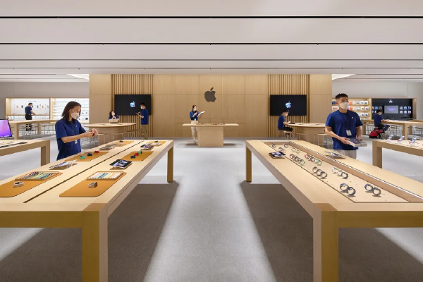 Why Apple Says iPhone Manufacturing Can't Easily Move to the US