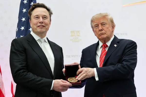Trump Honors Musk with Science Medal as SpaceX Targets Mobile Market
